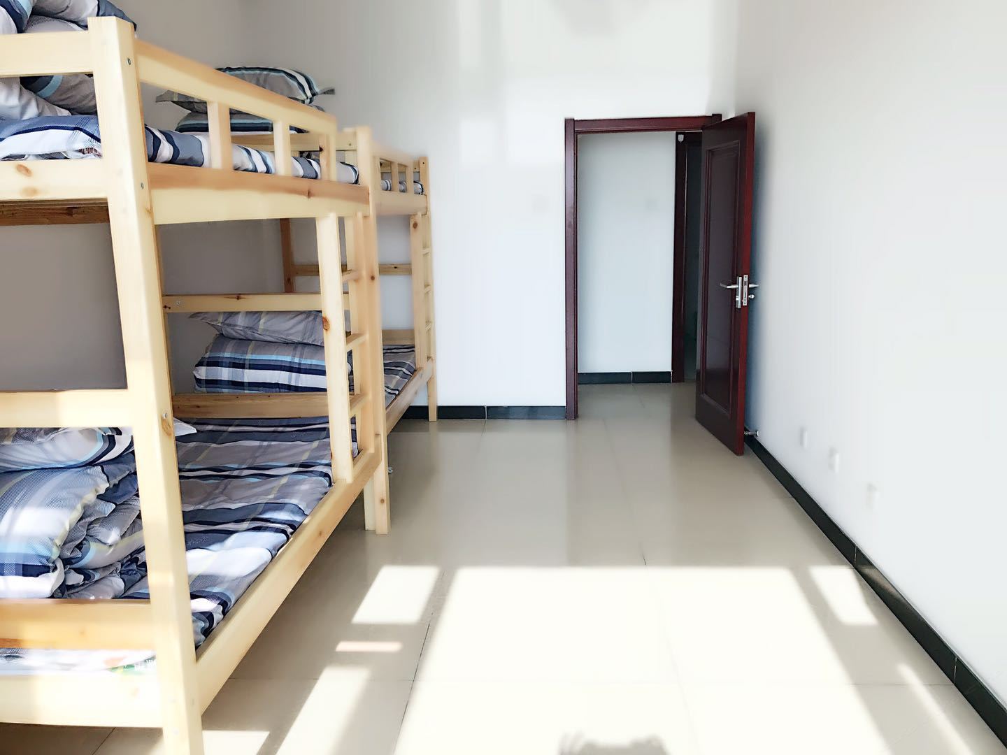 男生四人间