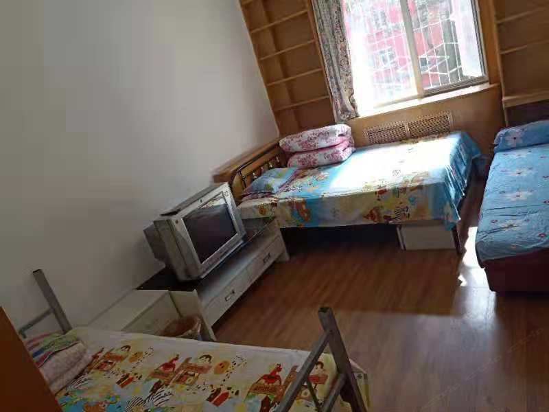 阳台三床四人间(公共卫浴)