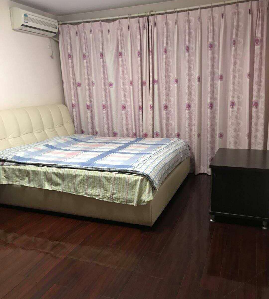 标准大床房(公共卫生间)