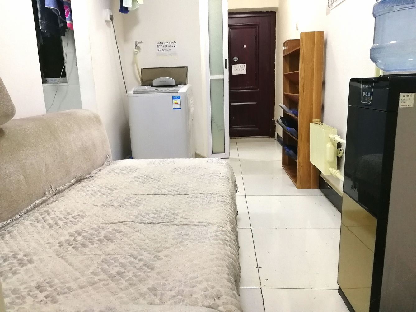 简约一室三床房