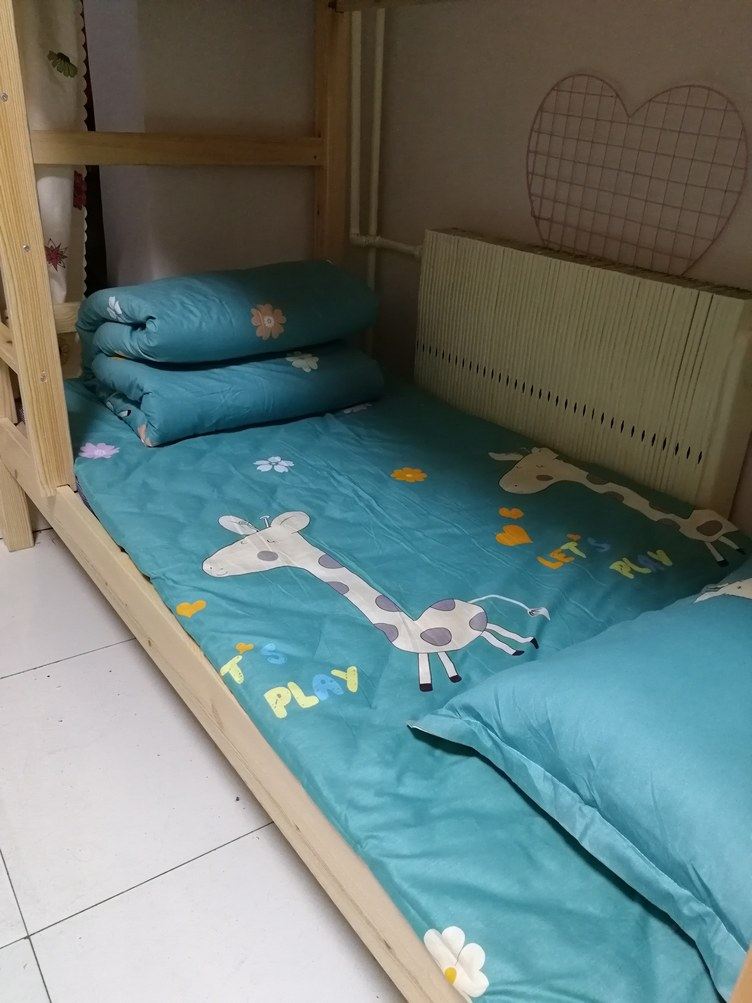 简约一室三床房