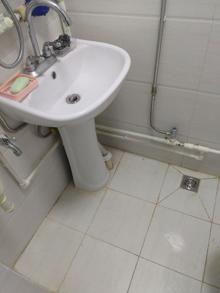 简约一室三床房