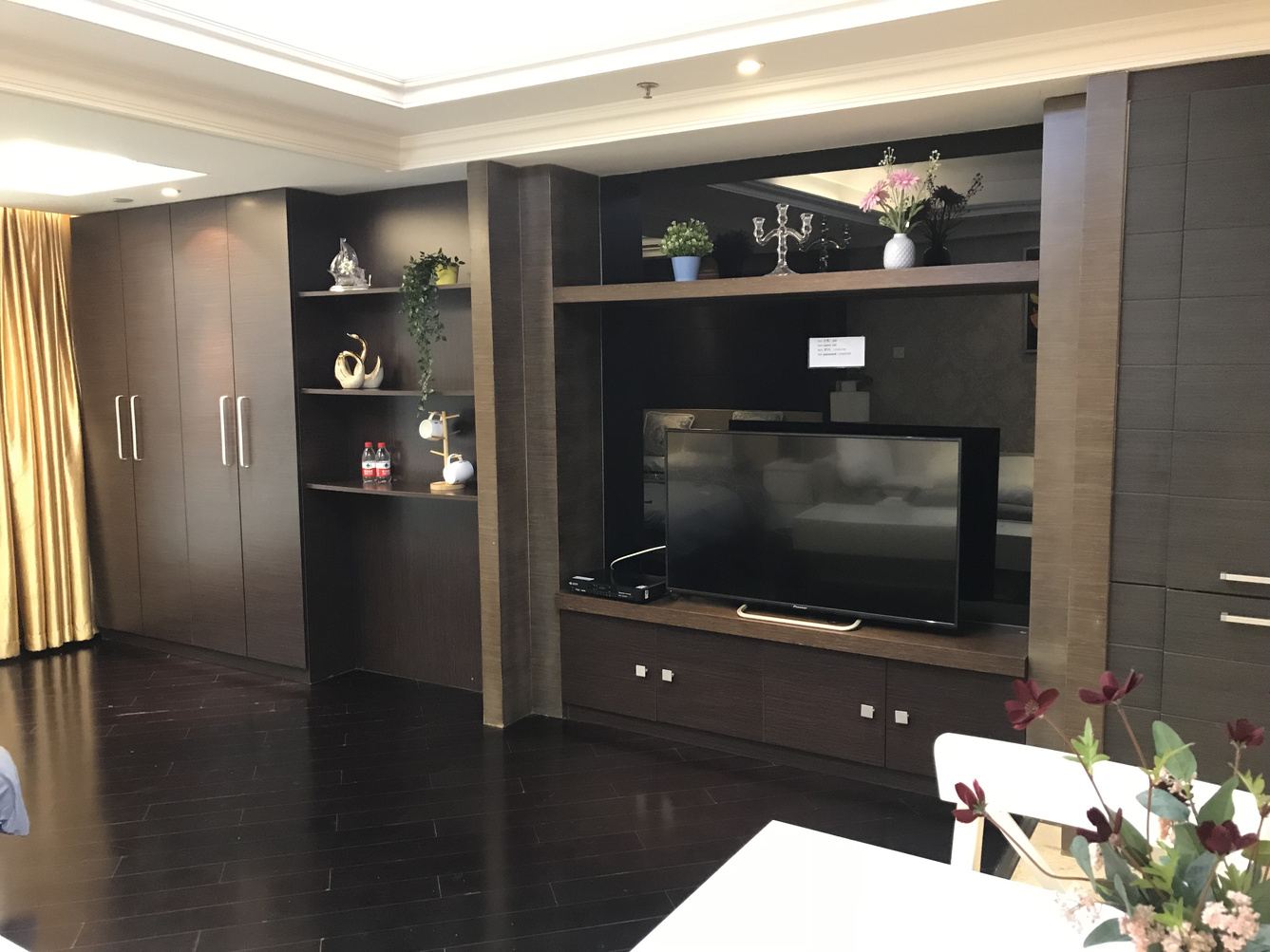 蓝色一室大床房