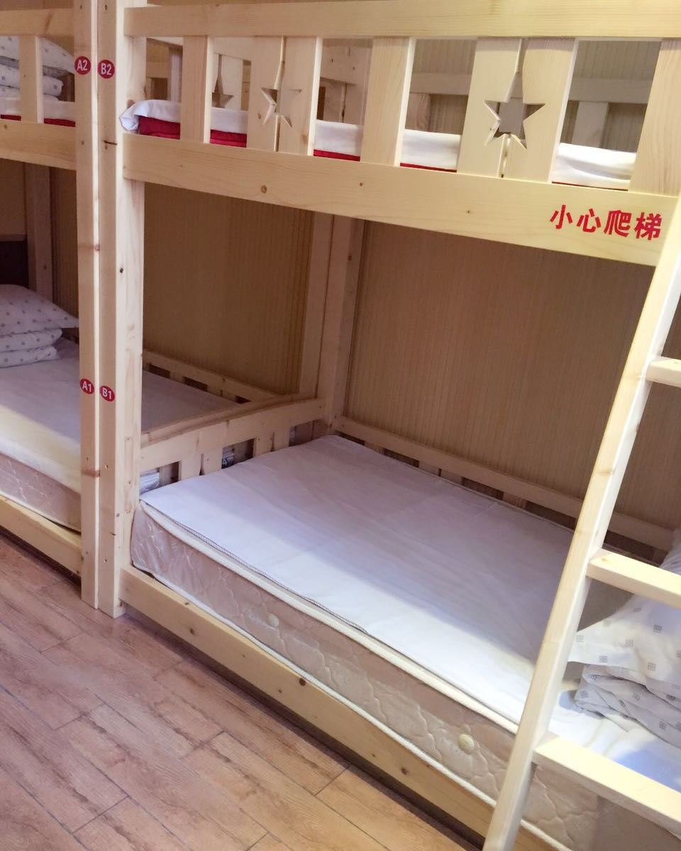舒适男生四人下铺床位房