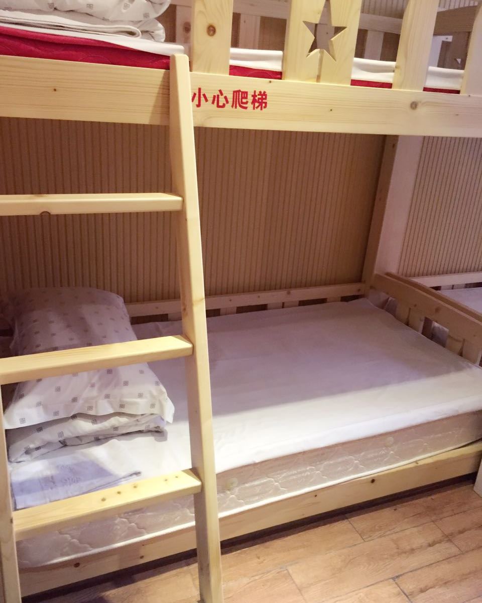舒适男生四人下铺床位房
