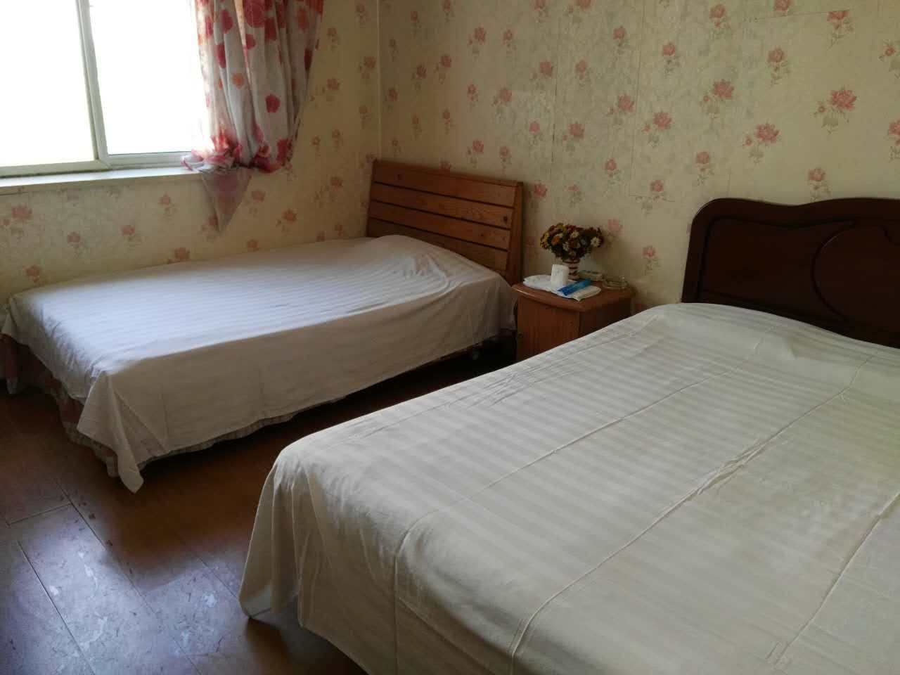舒适双床间