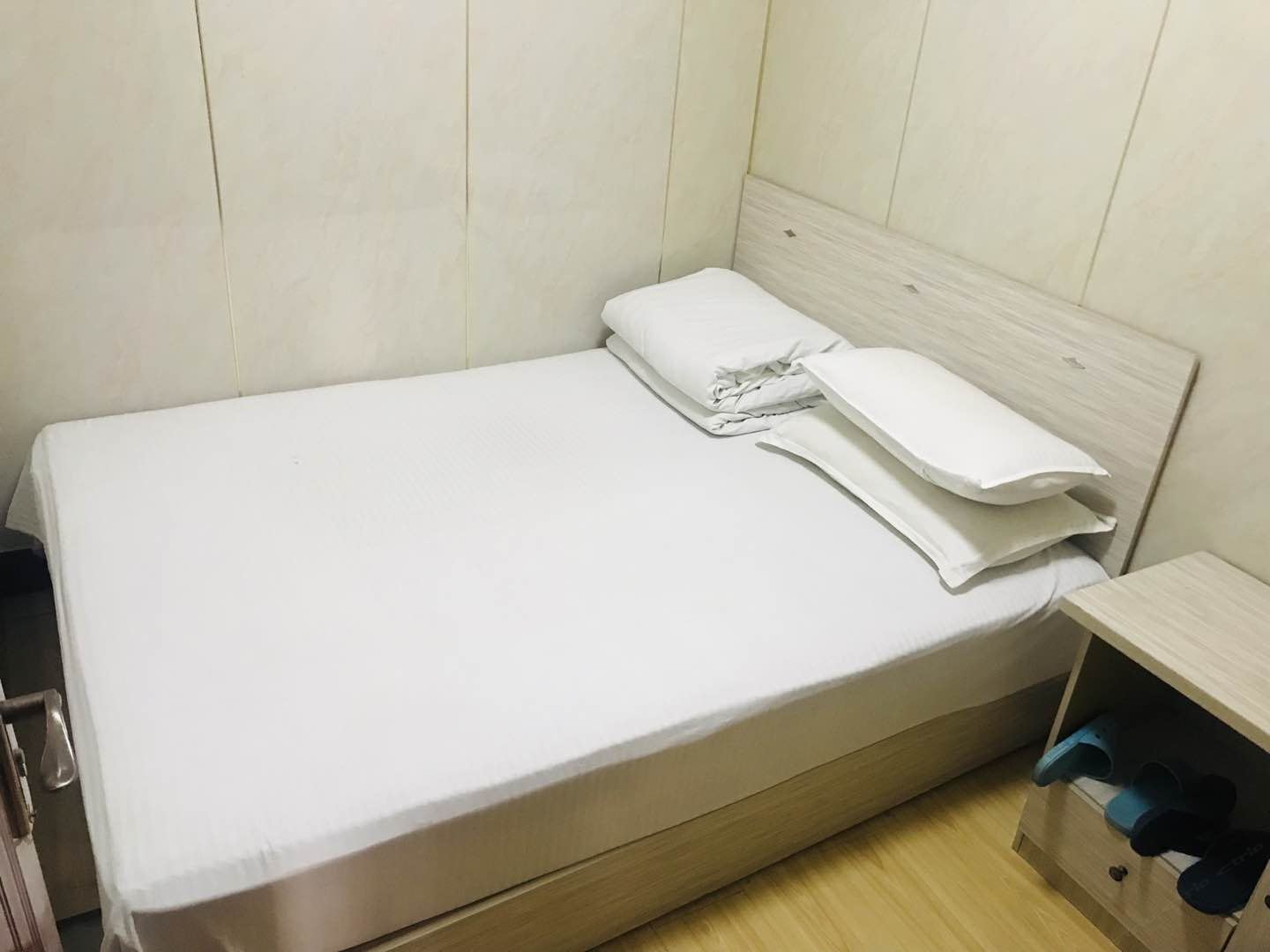 舒适大床房（公共卫浴）
