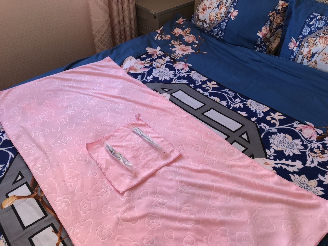 蓝色一室大床房