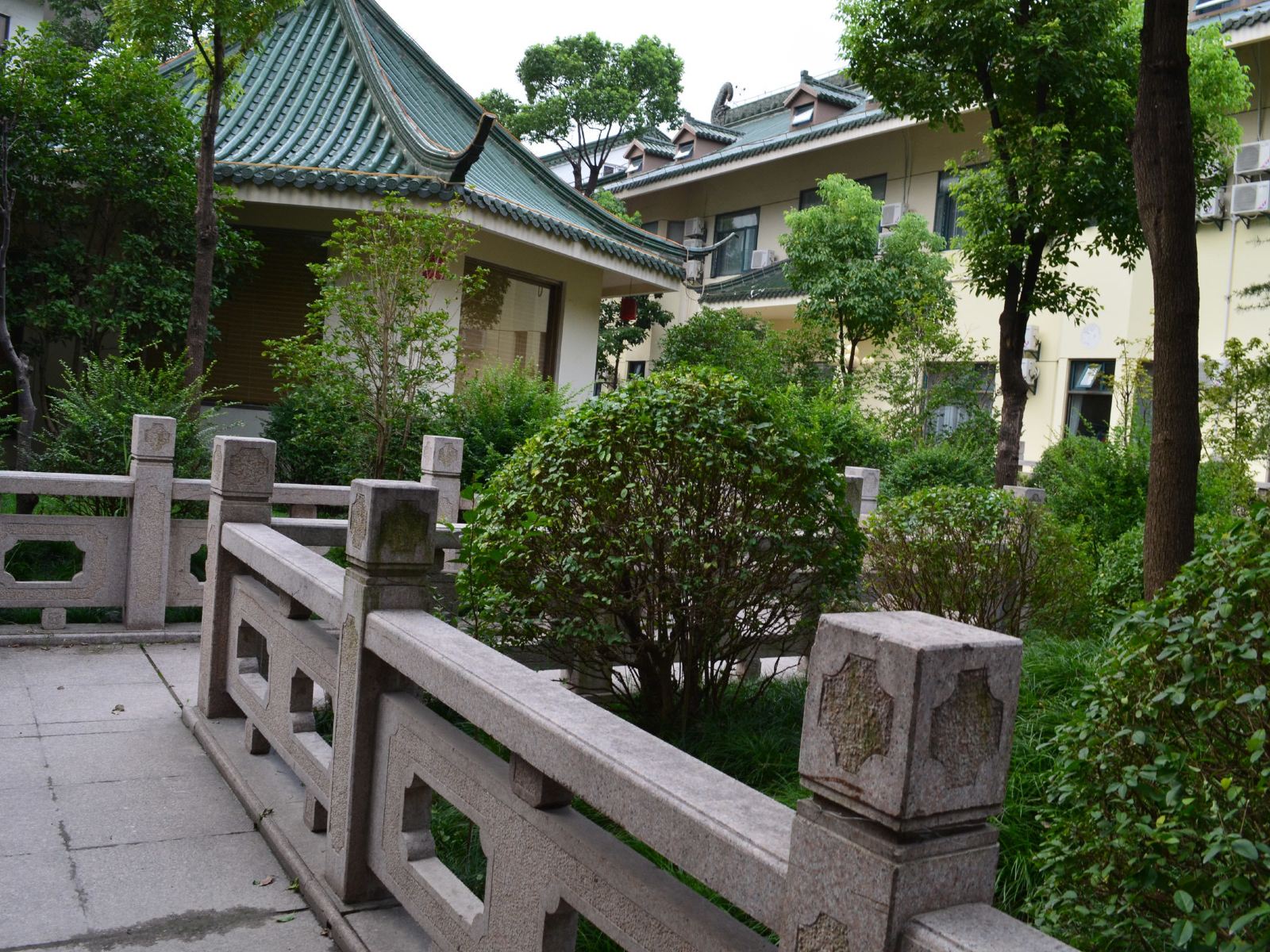 如家酒店(上海虹桥枢纽曹安路轻纺市场店)