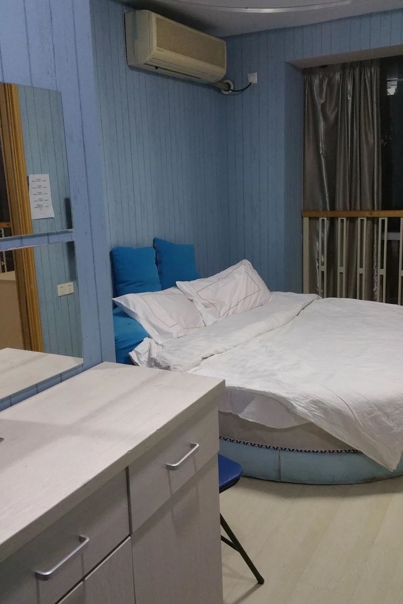 情侣圆床房