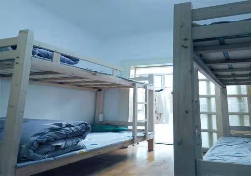 温馨舒适八人间(床位房)(公共卫浴)