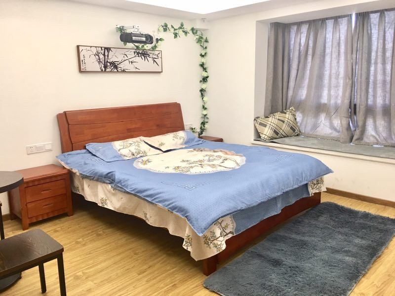 标准家庭影院一室大床房