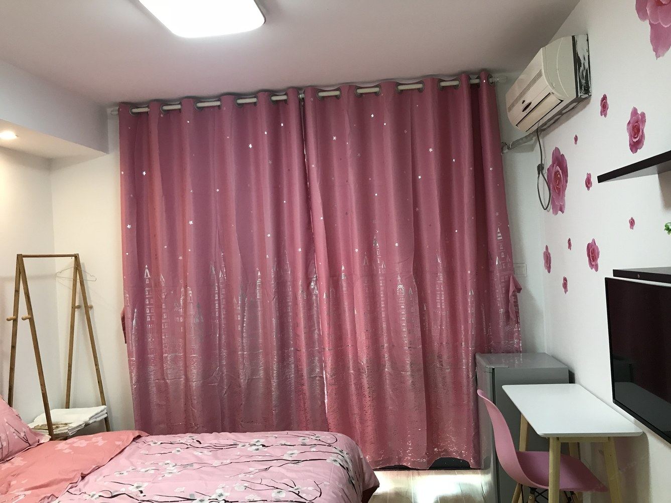 现代简约一室大床房