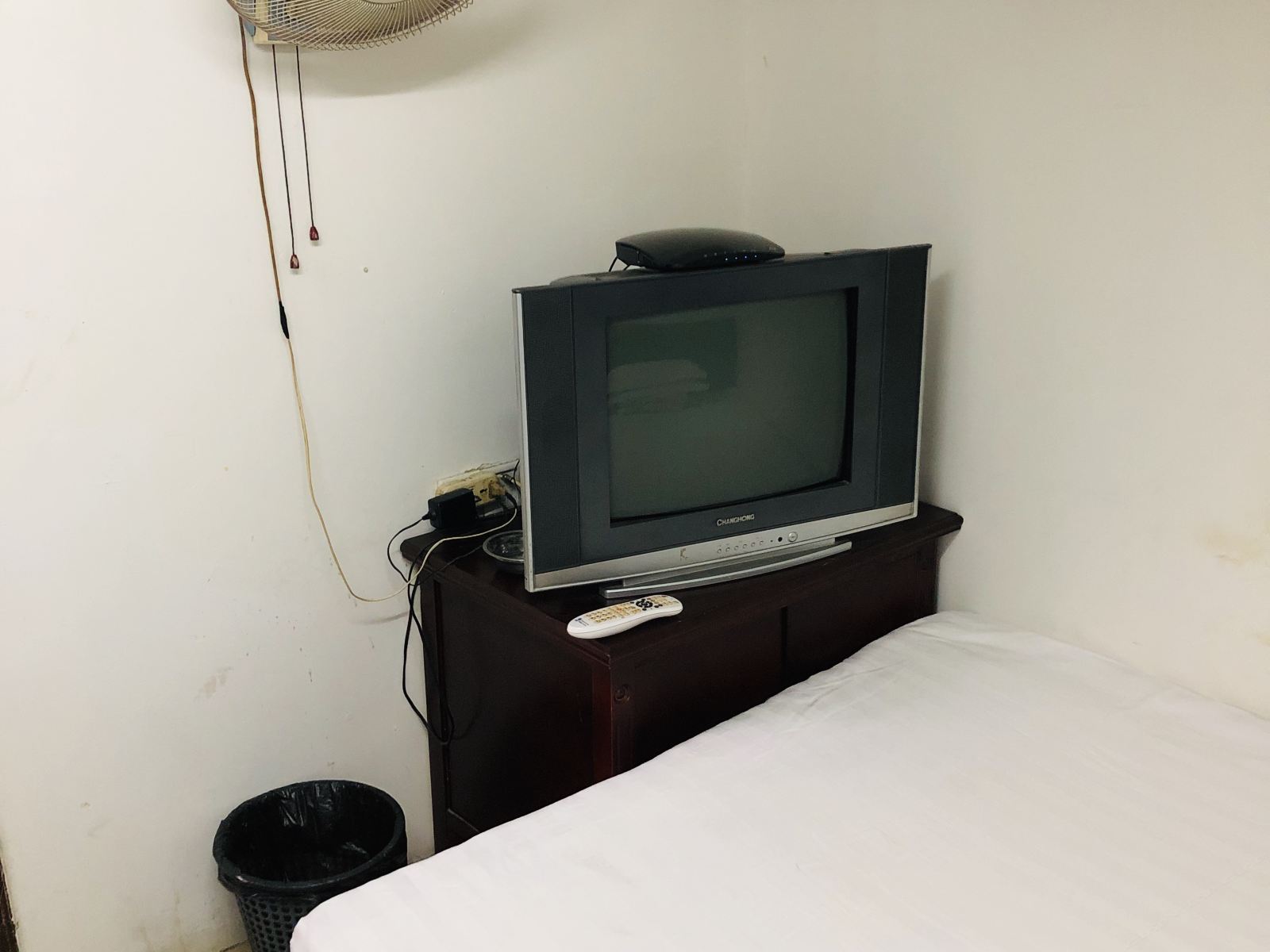 普通大床房(无窗)(公共卫浴)
