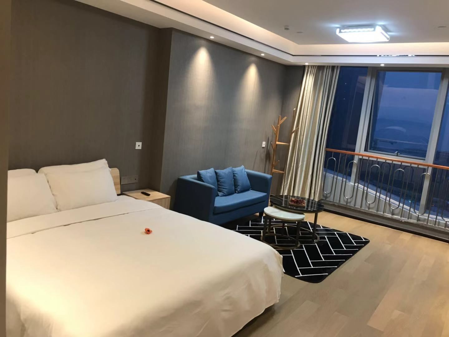轻奢湖景大床房