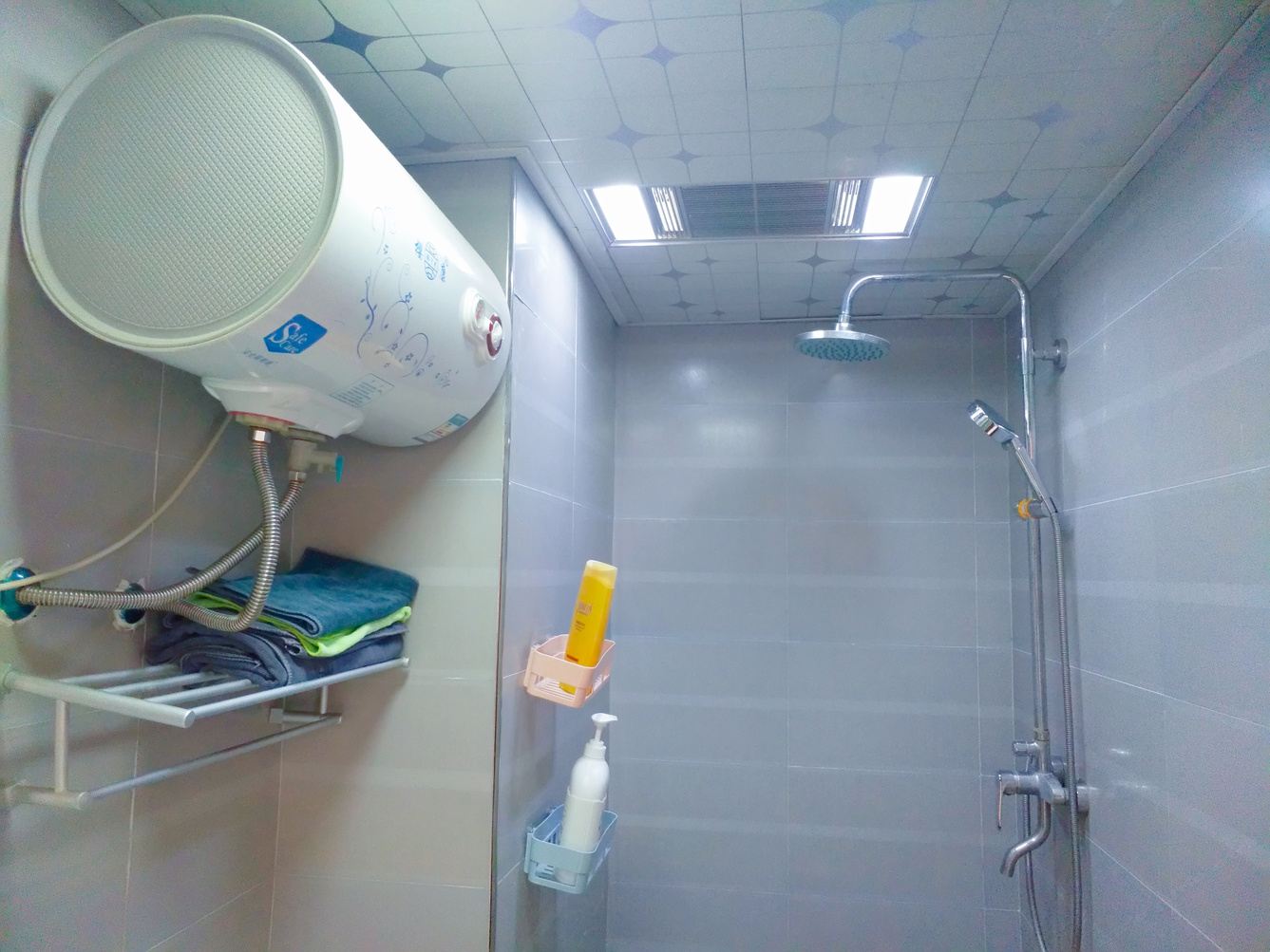 欢乐一室大床房