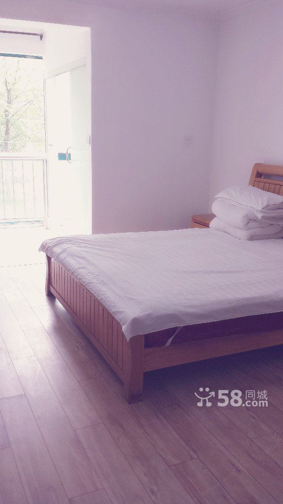 宽敞大床房