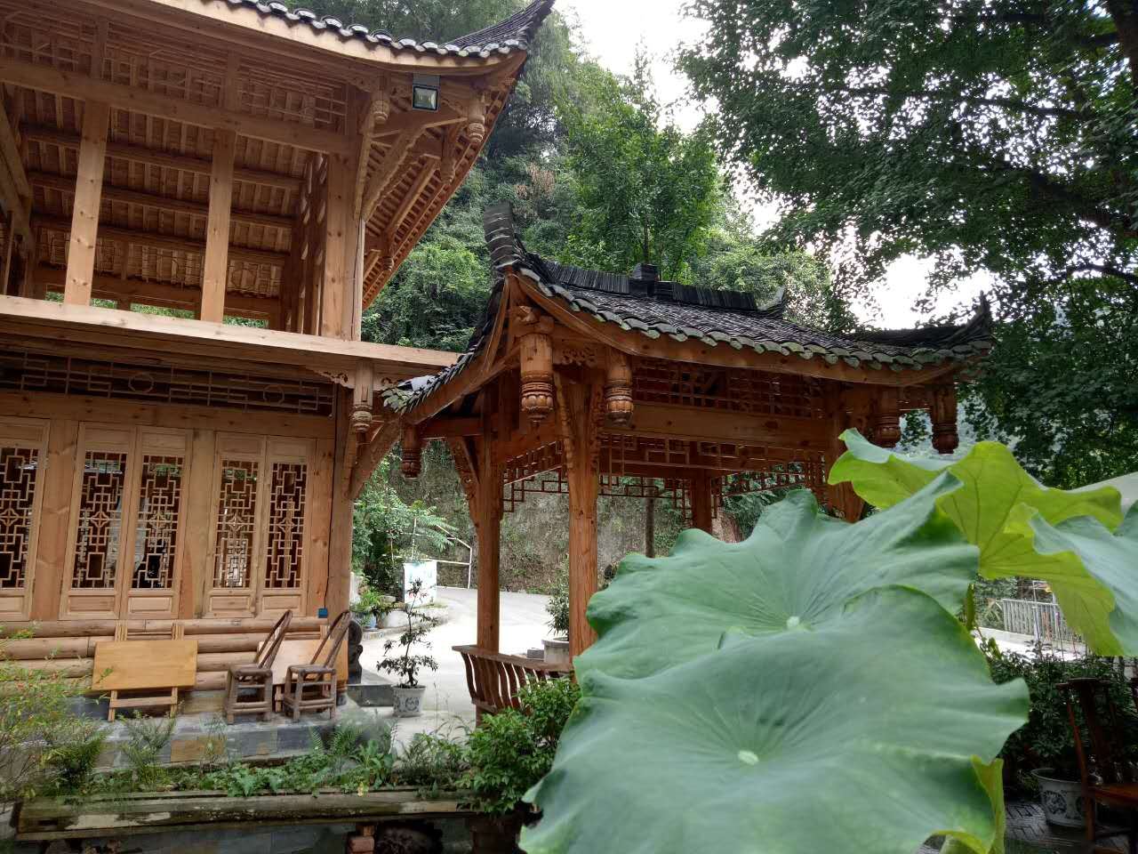 青城山半山河畔客栈