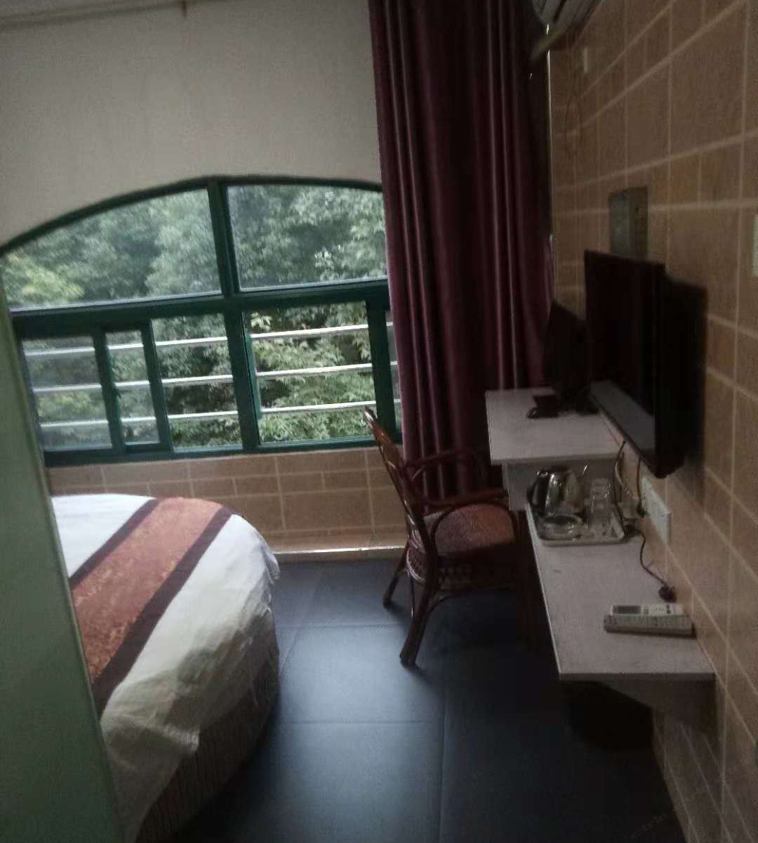 圆床房