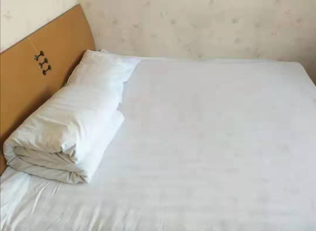 温馨大床房(公共卫浴)