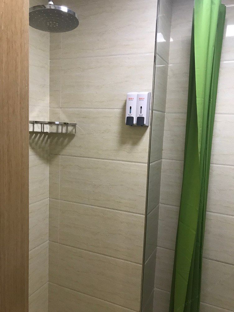 简约商务大床房