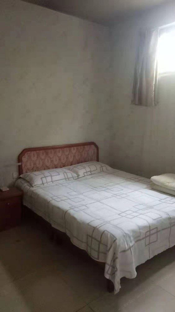 温馨八室一厅套房