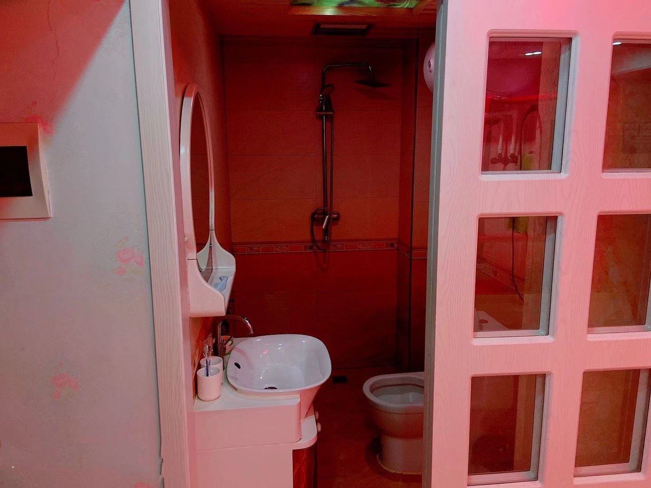 电动圆床房