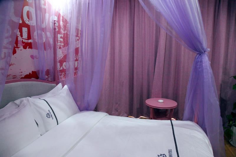 豪华主题情侣大床房