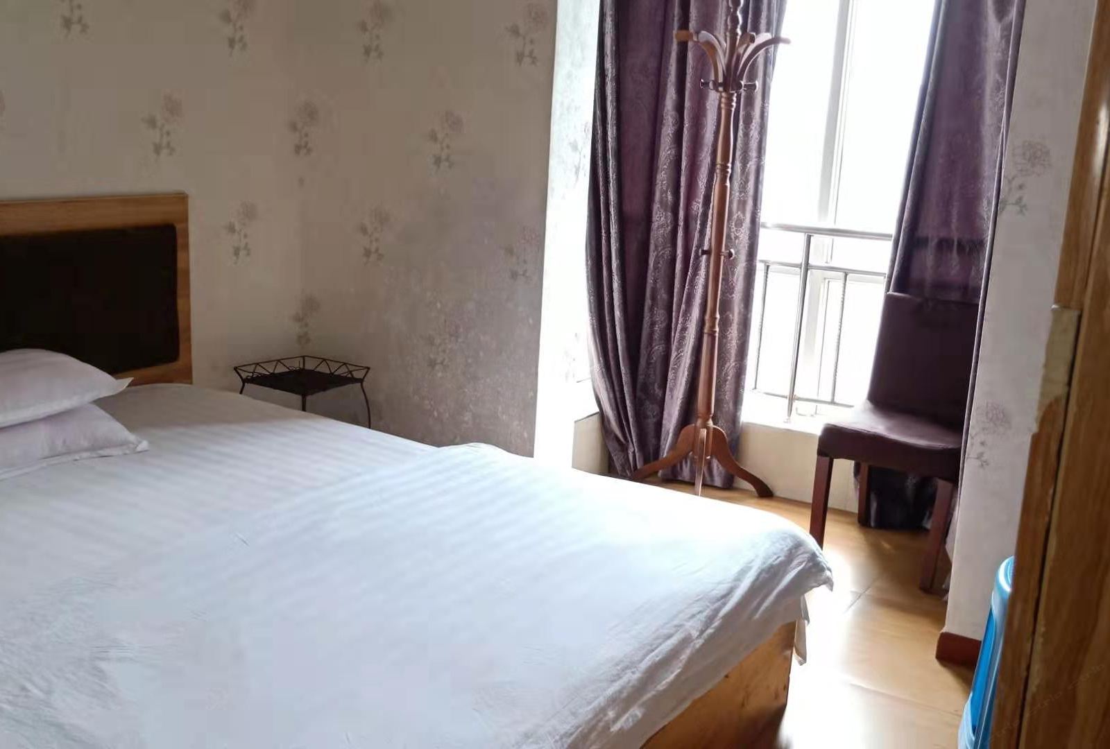 阳光大床房