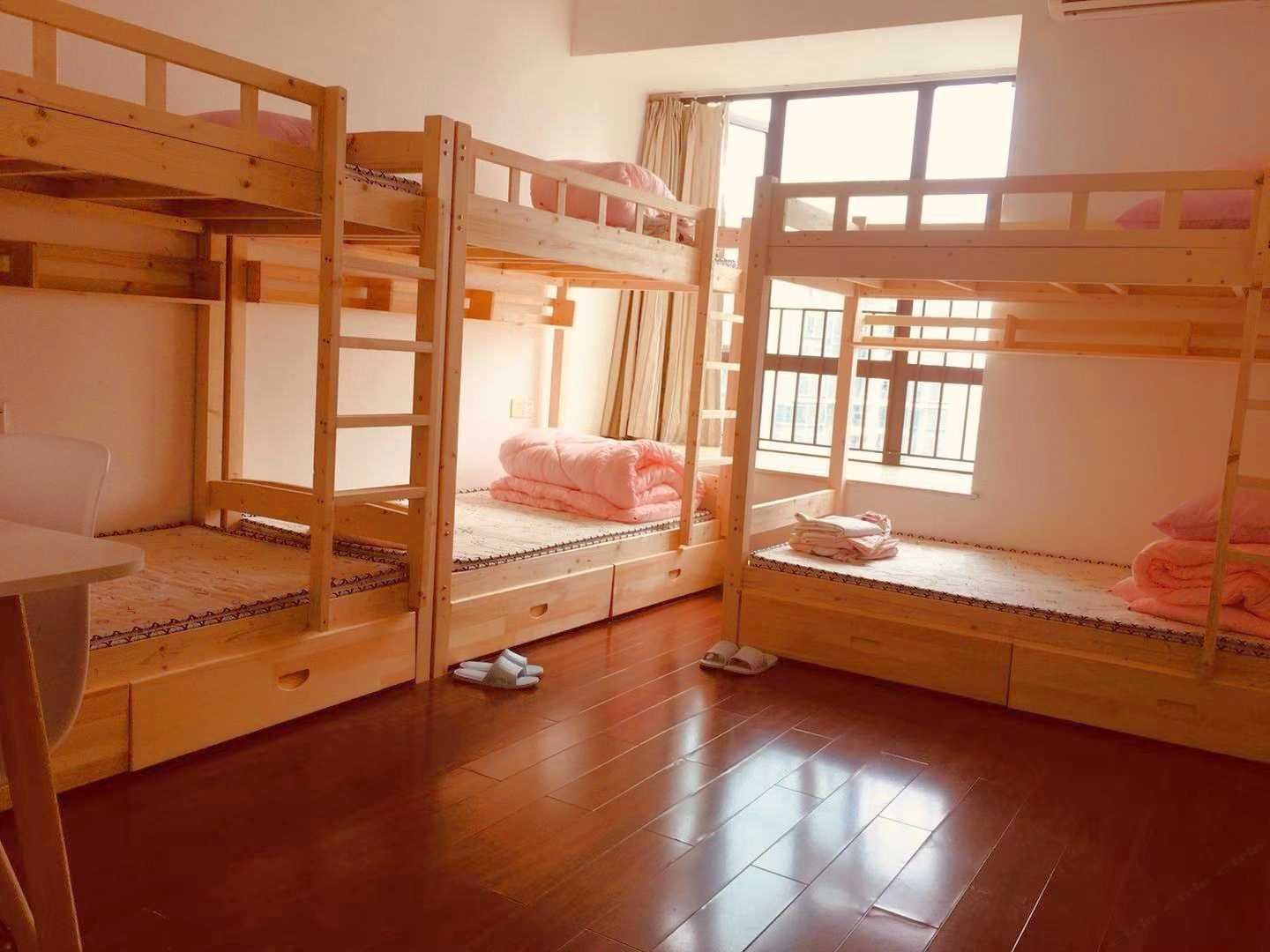 粉色六人间(床位房)(公共卫浴)