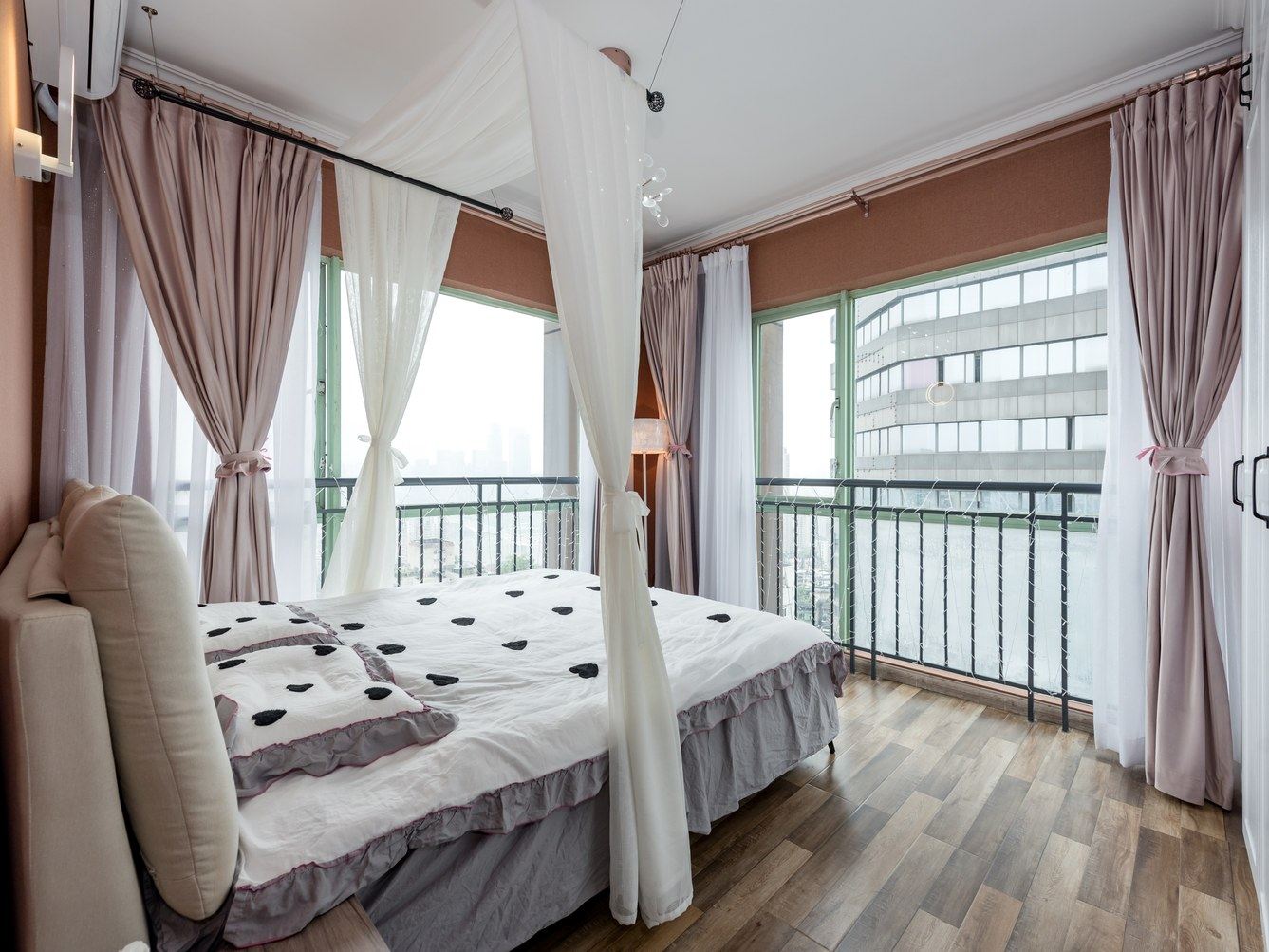 重庆睡在夜景里的小屋