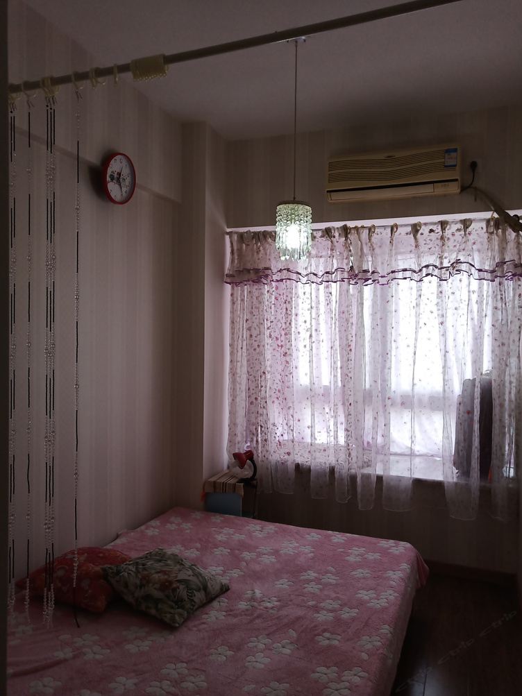 重庆火车西站轻轨站边温馨房公寓(9号店)