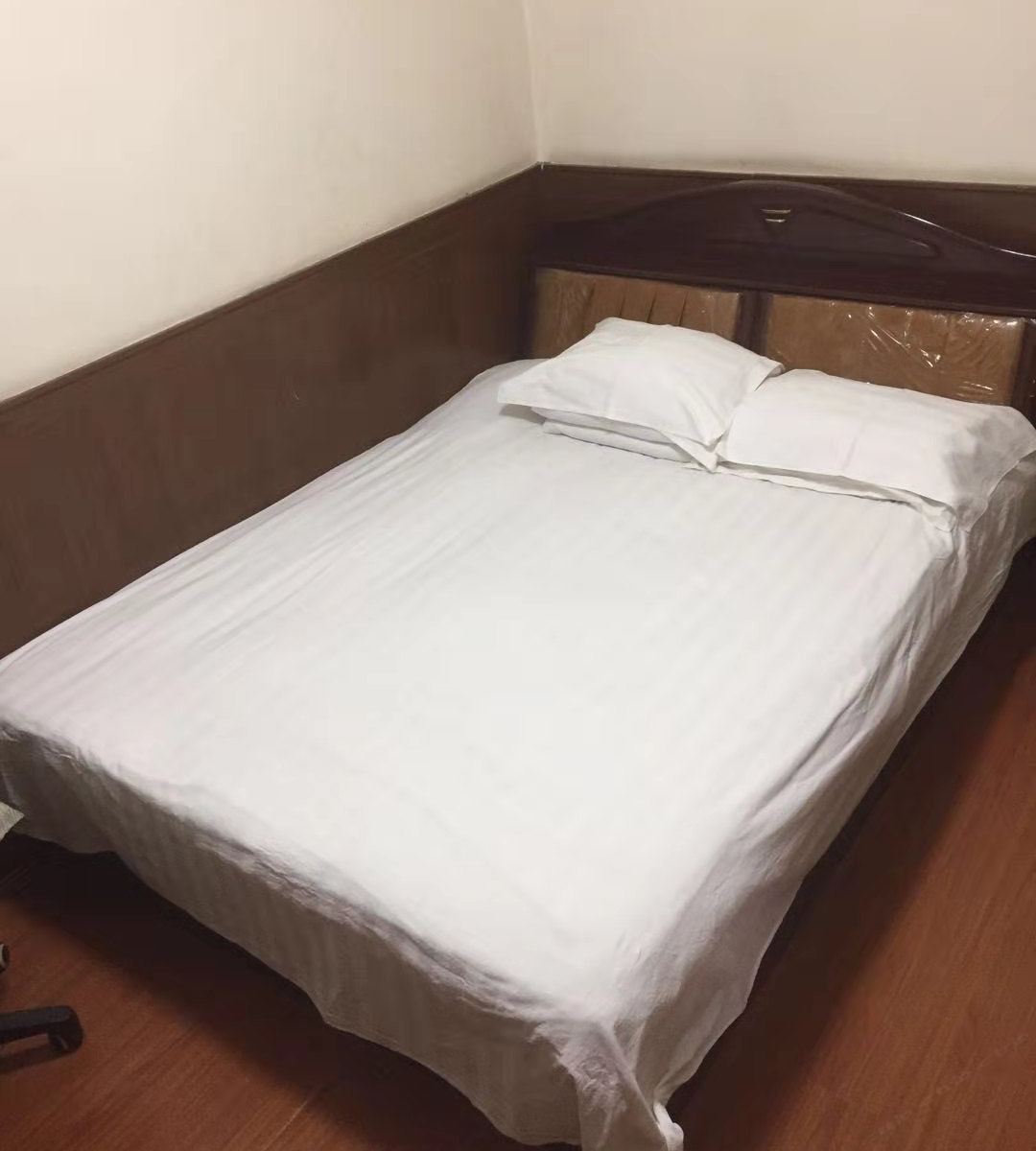 大床房(无窗)(公共卫生间)