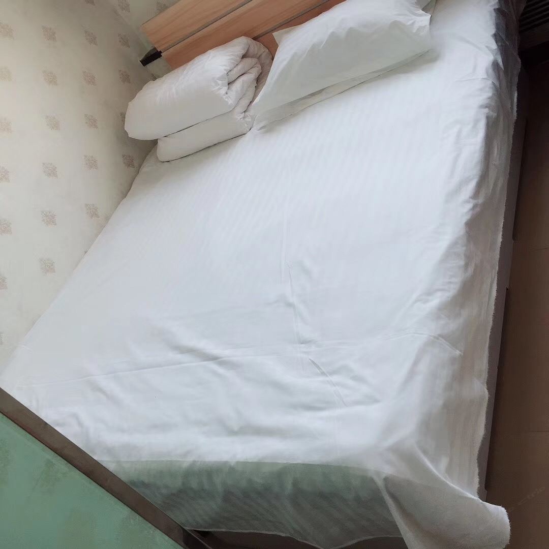 普通大床房(无窗)(公共卫浴)