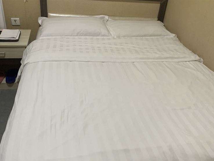 普通大床房(无窗)(公共卫浴)