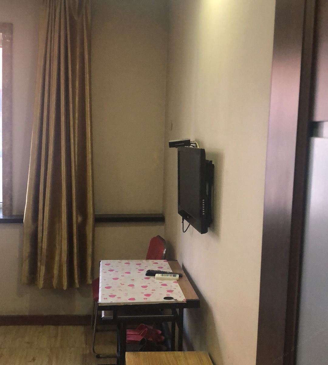 圆床房