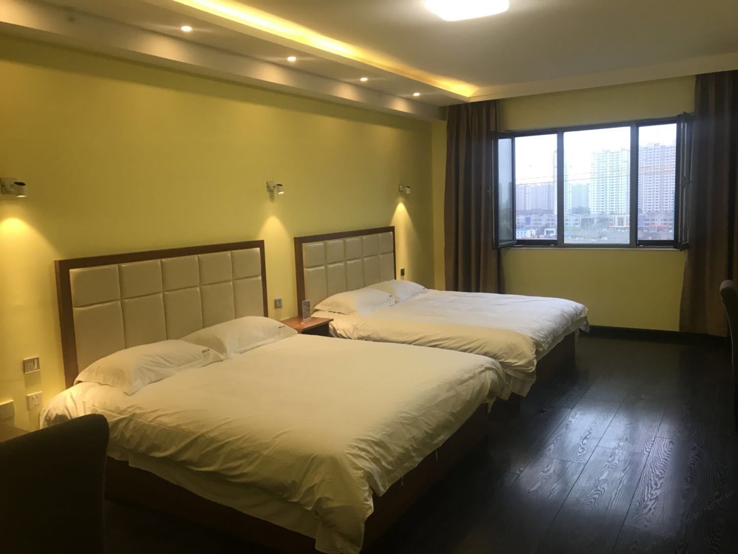 豪华双床房