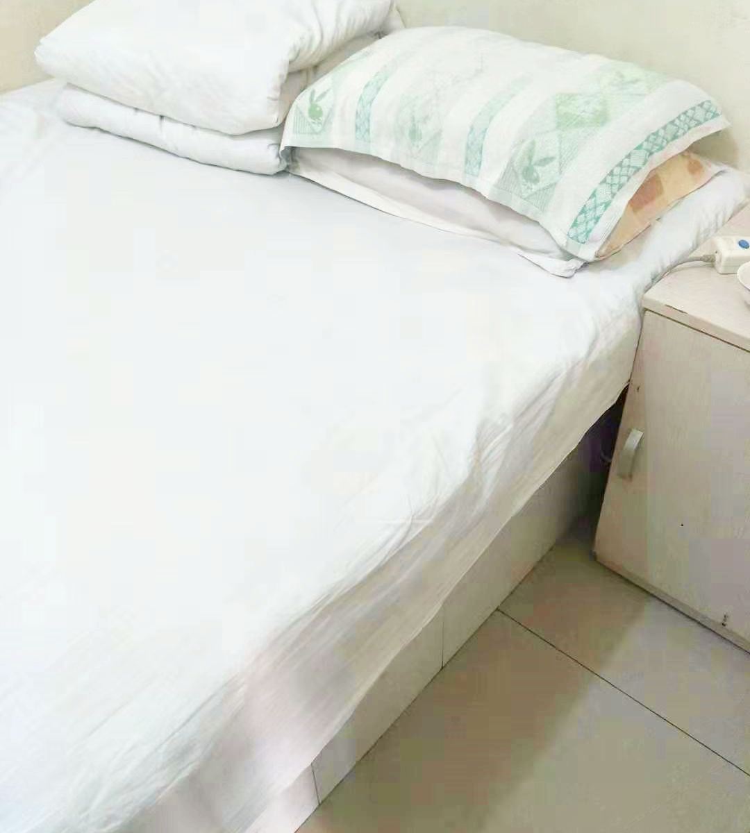 大床房(公共卫生间)(无法洗浴)