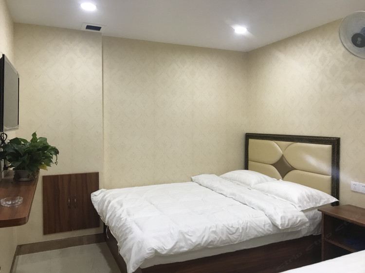 大床房(公共卫浴)(无窗)