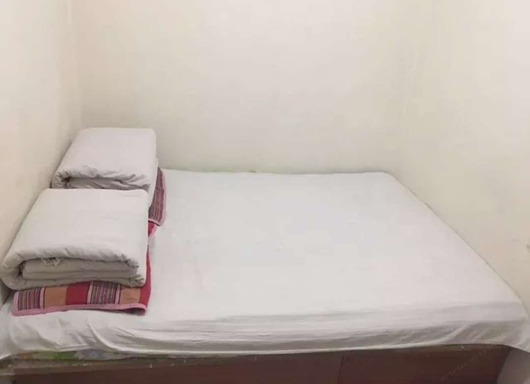 普通大床房(无窗)(公共卫浴)
