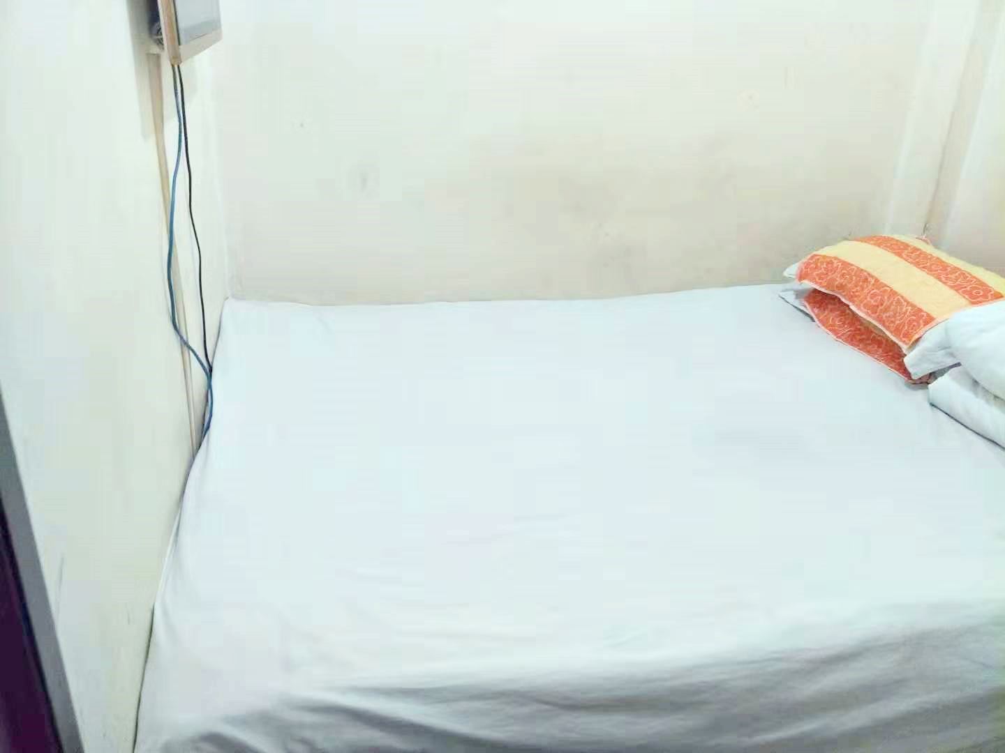 大床房(公共卫生间)(无法洗浴)