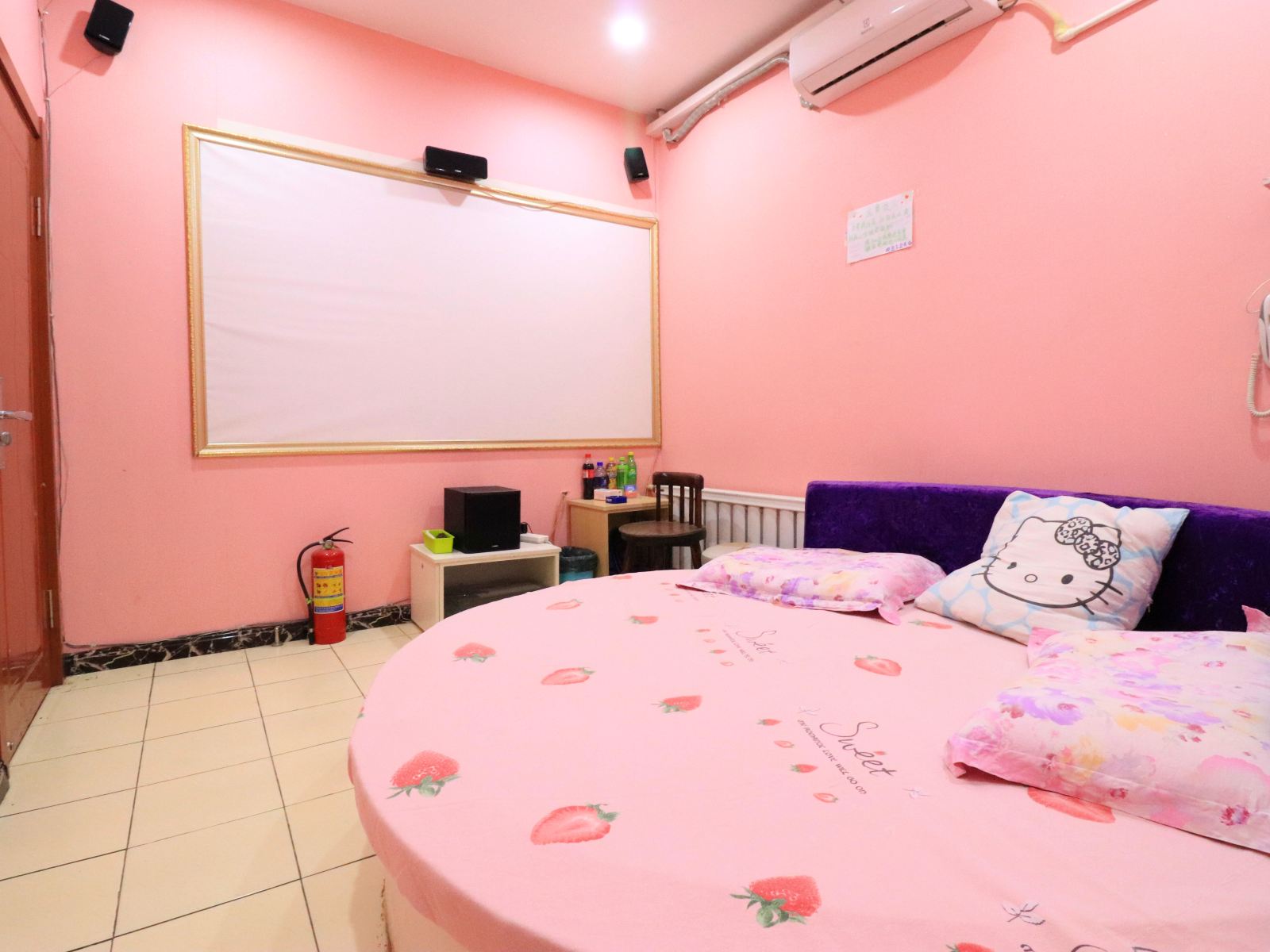 HelloKitty影院圆床房(无窗)