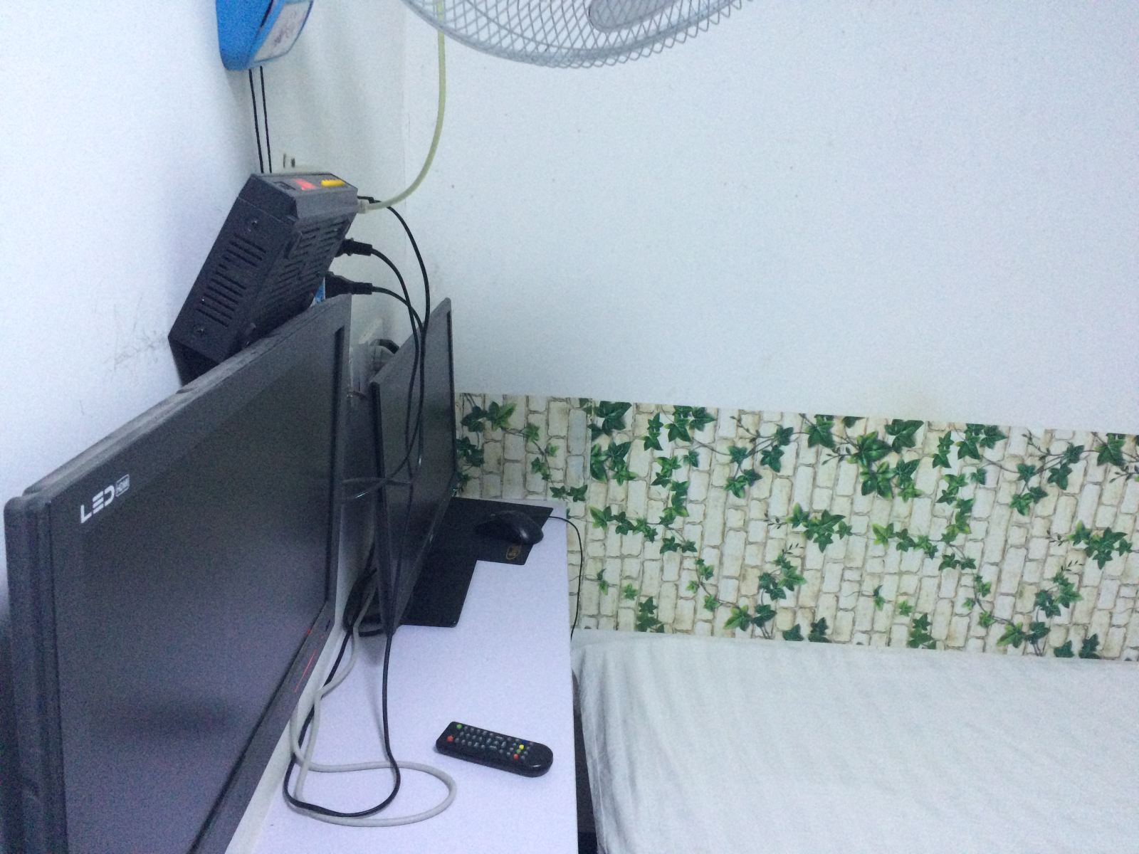 标准无窗双人电脑房