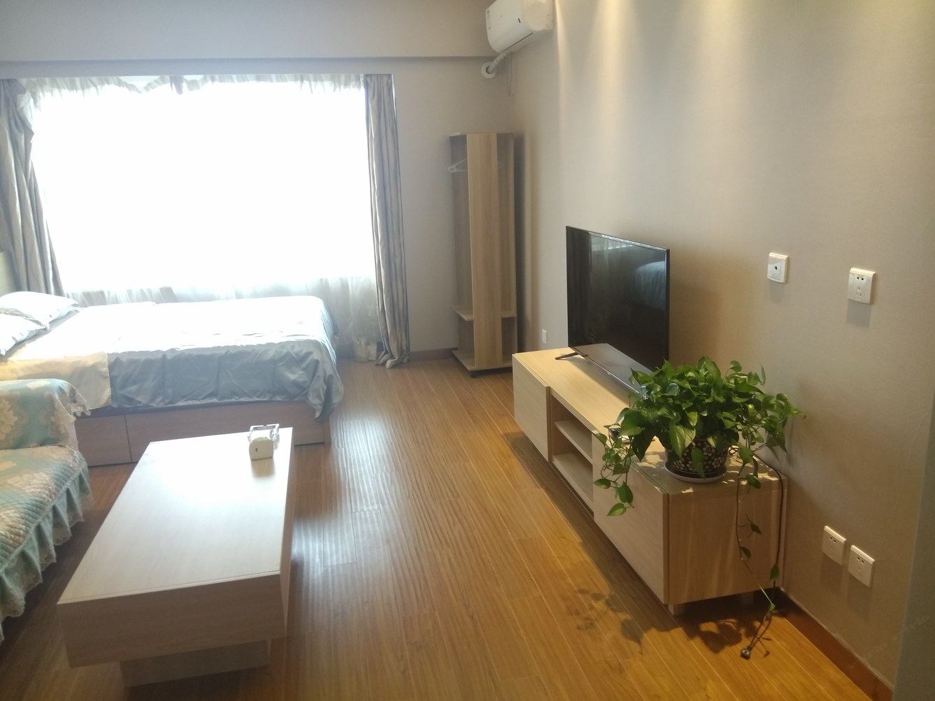 情侣一室大床房