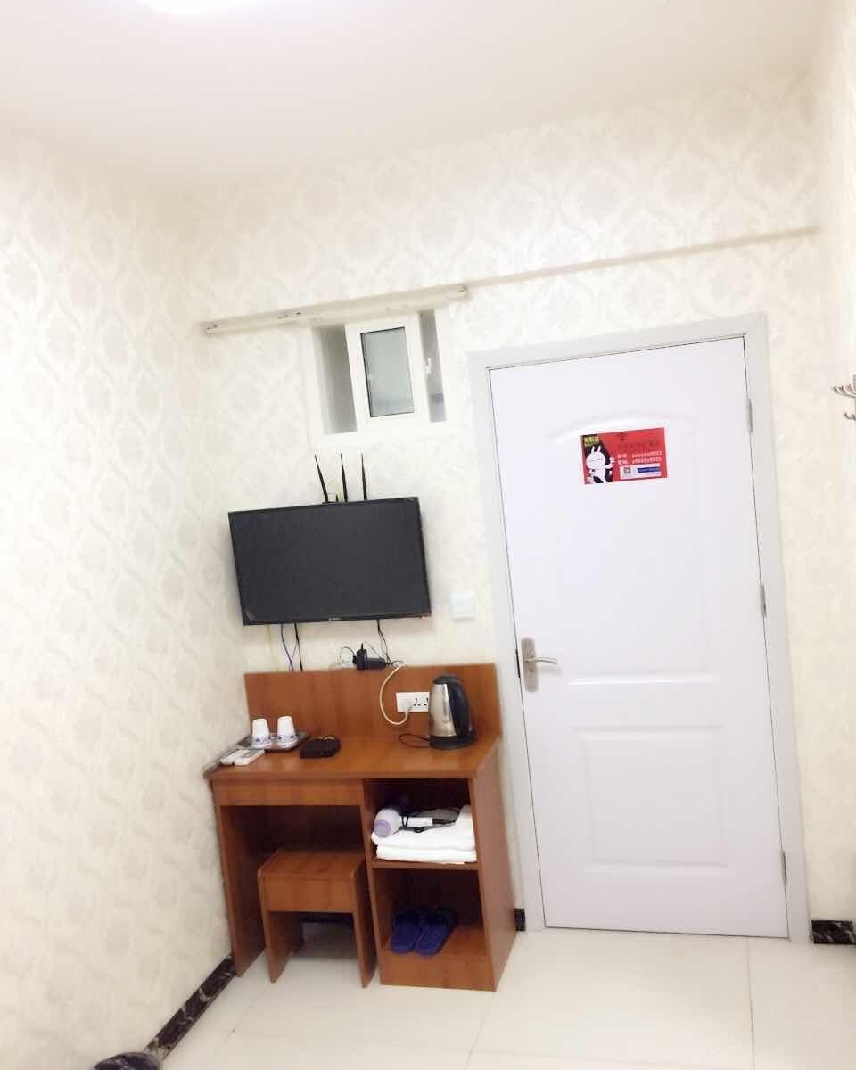 蜗居大床房