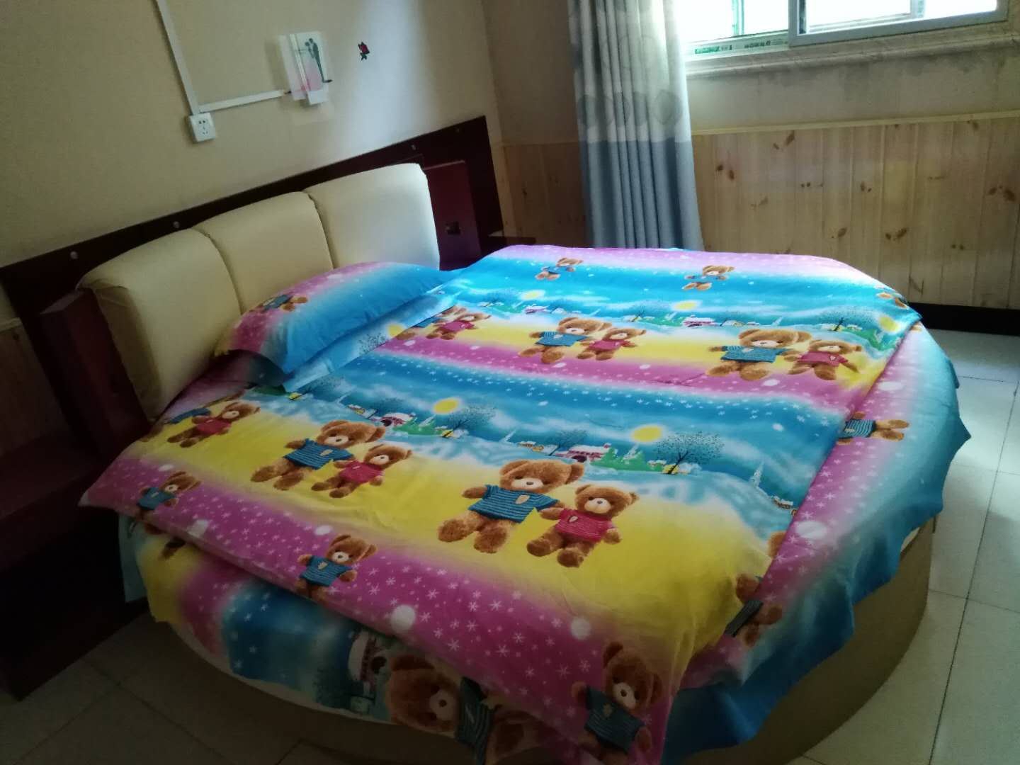 圆床房