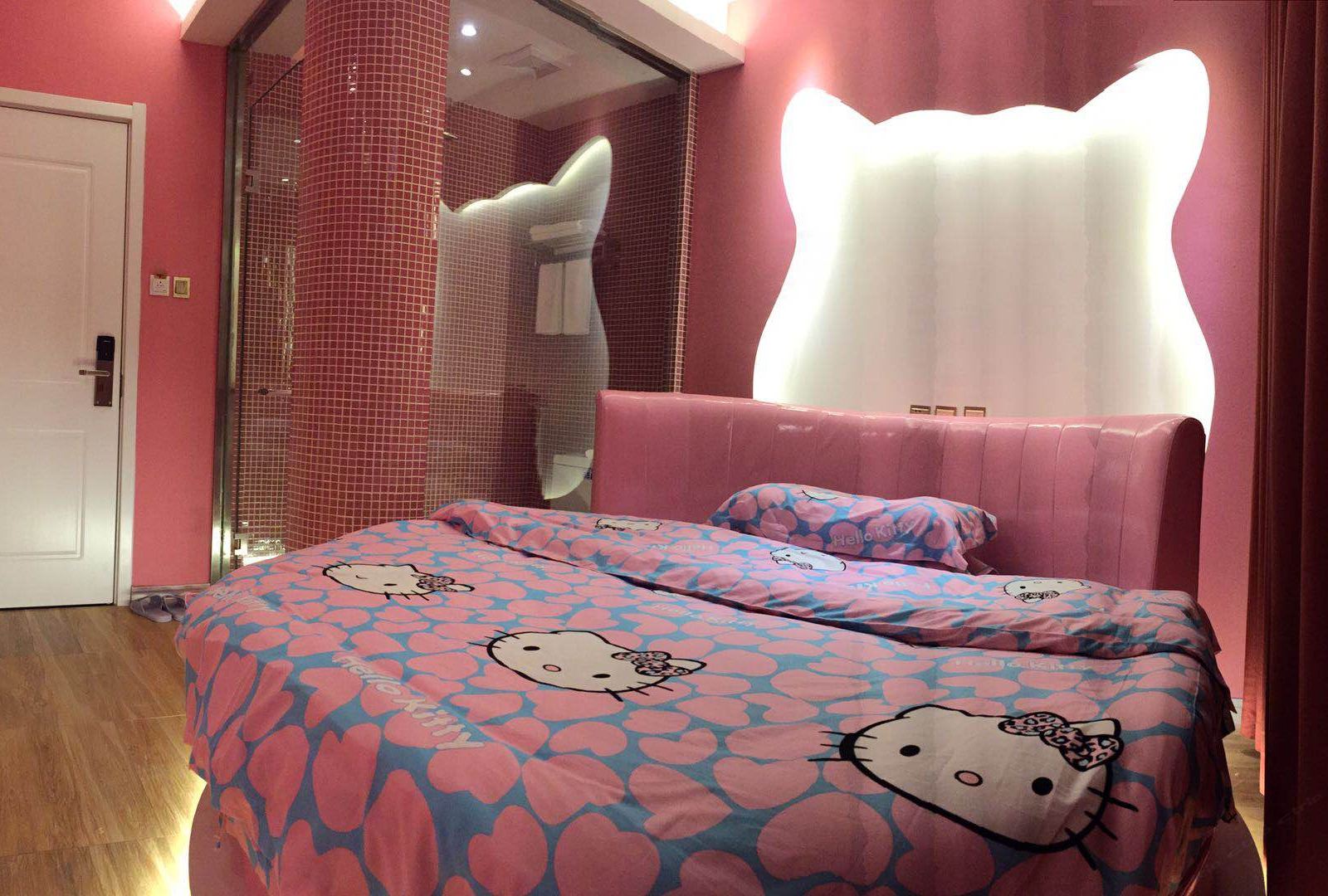 Hello kitty圆床房