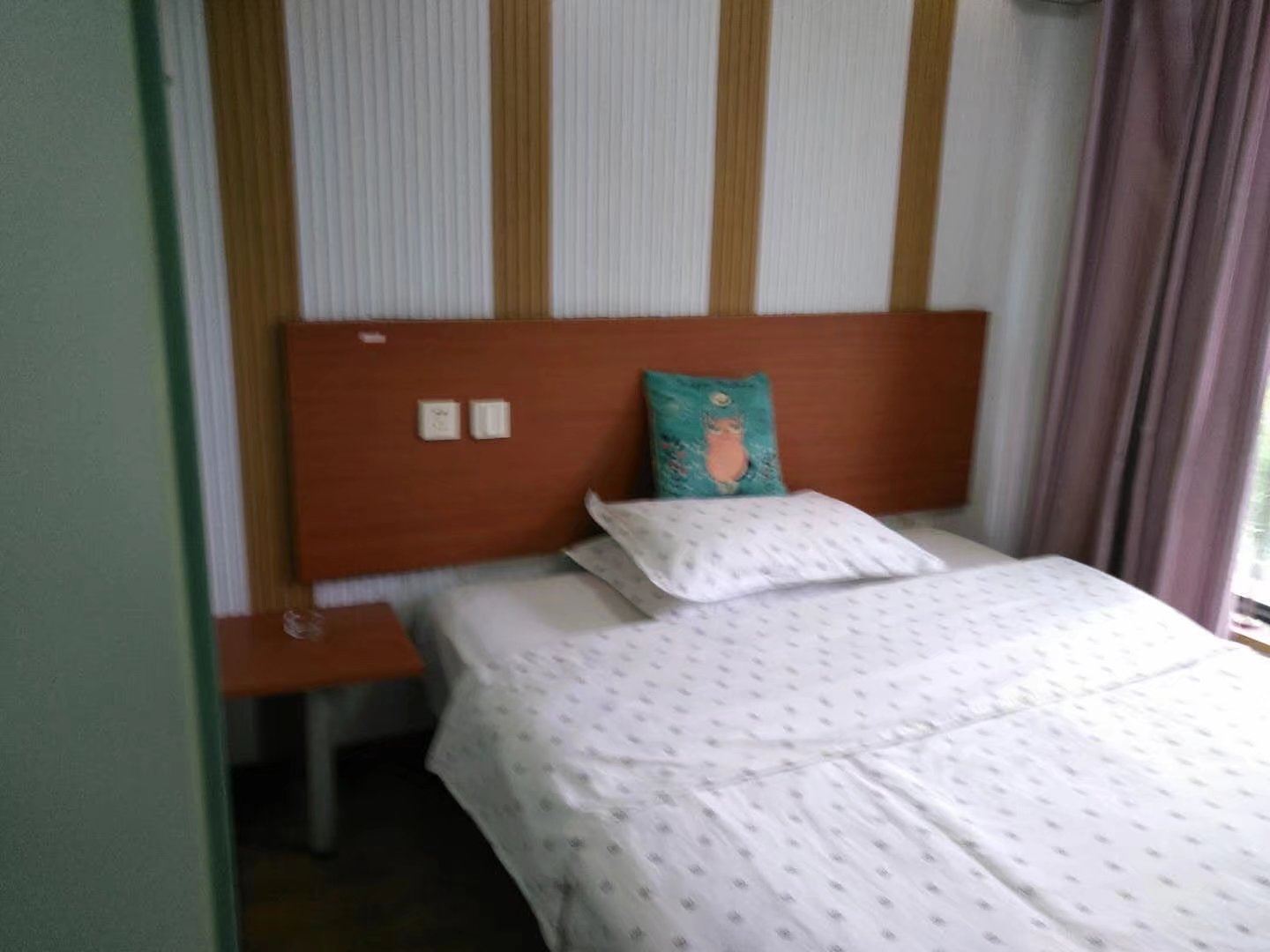 阳光大床房