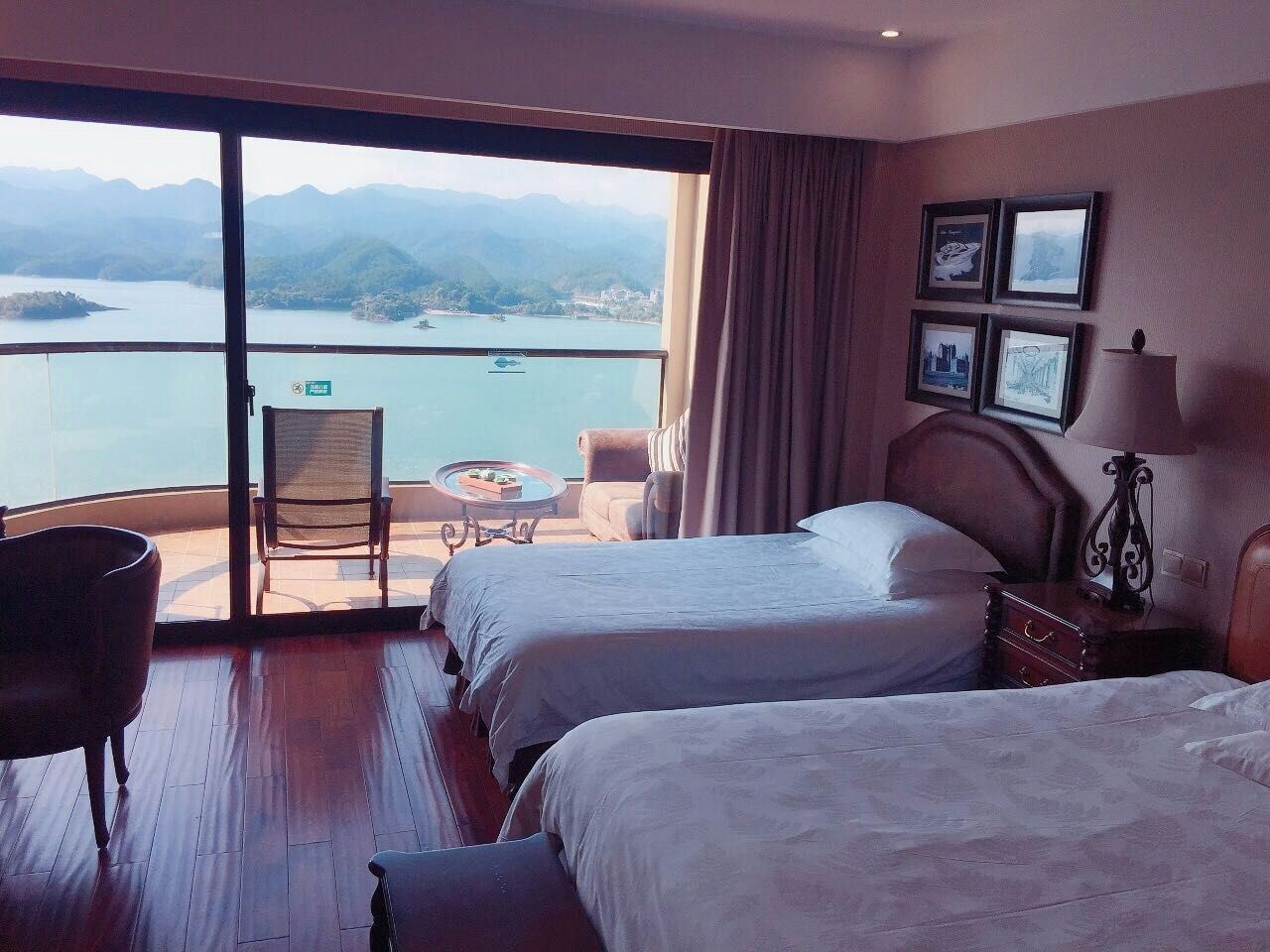 豪华湖景亲子房