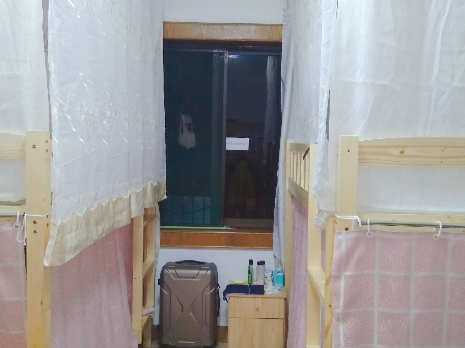 雅致六人间(床位)(公共卫浴)